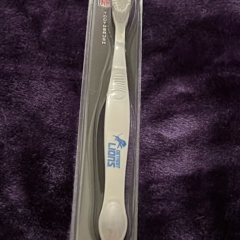 ONE BRAND NEW OFFICIALLY LICENSED NFL DETROIT LIONS TOOTHBRUSH CTM5